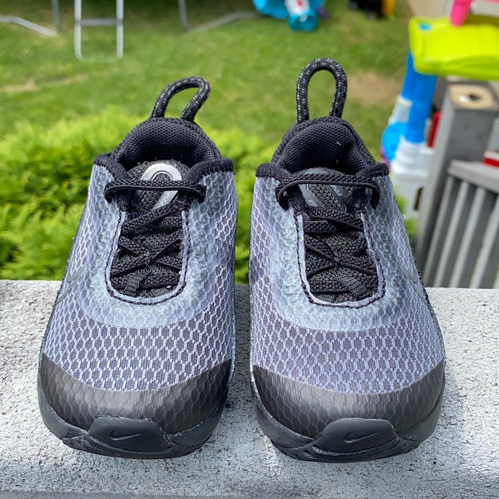 Excellent used condition! AirMax 2090.